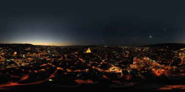 TBilisi, Gürcistan - 21 Ekim 2021: 360 Gece Şehri Panoraması