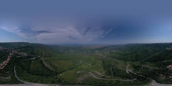 360 Panorama Van Het Dorp Aan Voet Van Berg — Stockfoto