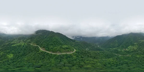 360度の山々を覆う雲のパノラマ — ストック写真