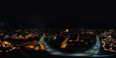TBilisi, Gürcistan - 21 Ekim 2021: 360 Gece Şehri Panoraması