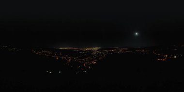 Geceleri Kvareli şehrinin 360 manzarası, Kakheti, Gürcistan