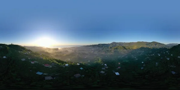 360 Panorama Pueblo Montaña Atardecer Niebla Las Montañas —  Fotos de Stock