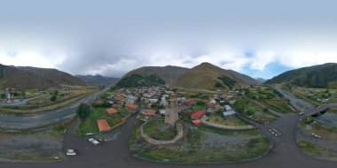 Sno, Georgia 'daki Svan Kulesi' nin 360 panoraması.