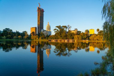 Batumi, Gürcistan - 8 Ekim 2021: Günbatımında Nurigel Gölü