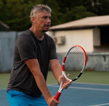 Batumi, Georgia - 13 Ekim 2021: Adam tenis oynuyor