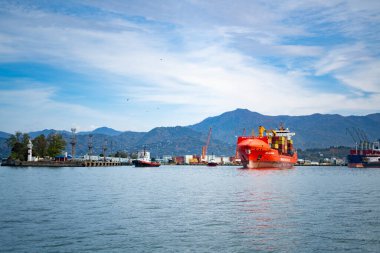 Batumi, Gürcistan - 2 Kasım 2021: Bayraktar şirketi gemisi limandan ayrıldı