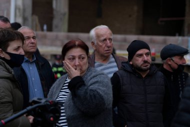 Batumi, Gürcistan - 9 Ekim 2021: Ev çökmesi sırasındaki insanlar