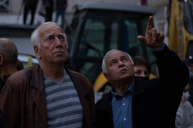 Batumi, Gürcistan - 9 Ekim 2021: Ev çökmesi sırasındaki insanlar