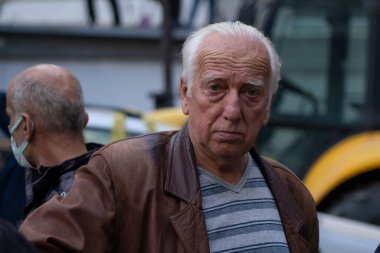 Batumi, Gürcistan - 9 Ekim 2021: Ev çökmesi sırasındaki insanlar