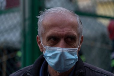 Batumi, Gürcistan - 9 Ekim 2021: Ev çökmesi sırasındaki insanlar