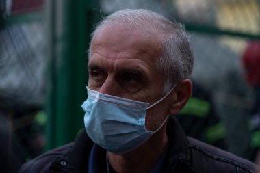Batumi, Gürcistan - 9 Ekim 2021: Ev çökmesi sırasındaki insanlar