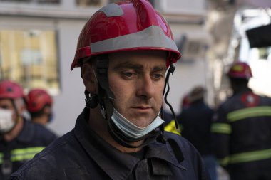 Batumi, Gürcistan - 9 Ekim 2021: Bir evin yıkıldığı yerde kurtarma ekipleri