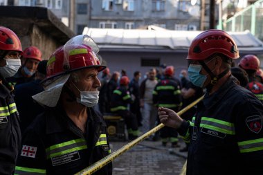 Batumi, Gürcistan - 9 Ekim 2021: Bir evin yıkıldığı yerde kurtarma ekipleri
