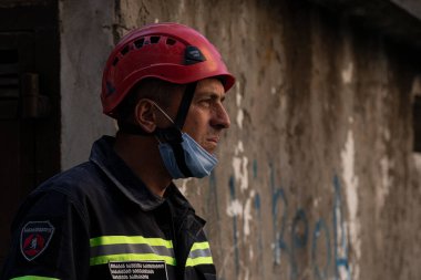 Batumi, Gürcistan - 9 Ekim 2021: Bir evin yıkıldığı yerde cankurtaran