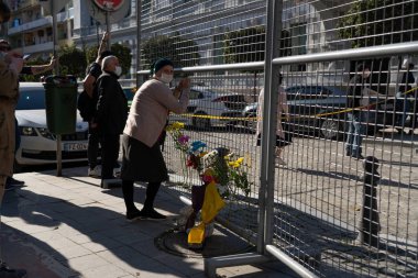 Batumi, Georgia - 9 Ekim 2021: Büyükannem trajedinin yaşandığı yerde ağlıyor