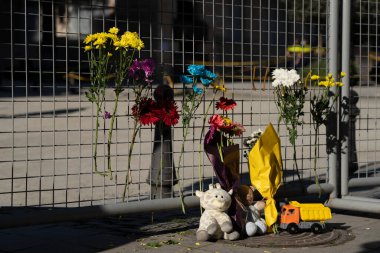 Batumi, Georgia - 9 Ekim 2021: Trajedinin yaşandığı yerde çiçekler ve oyuncaklar