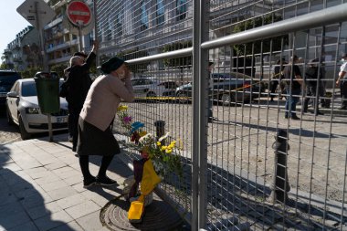 Batumi, Georgia - 9 Ekim 2021: Büyükannem trajedinin yaşandığı yerde ağlıyor