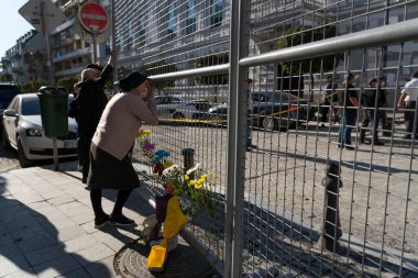 Batumi, Georgia - 9 Ekim 2021: Büyükannem trajedinin yaşandığı yerde ağlıyor