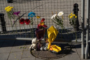 Batumi, Georgia - 9 Ekim 2021: Trajedinin yaşandığı yerde çiçekler ve oyuncaklar