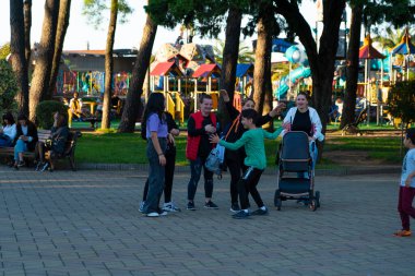 Batumi, Georgia - 9 Ekim 2021: Çocuklar ve yetişkinler parkta futbol oynuyor