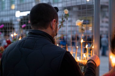 Batumi, Georgia - 9 Ekim 2021: Trajedinin yaşandığı yerde insanlar mum yakıyor