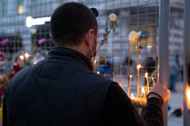 Batumi, Georgia - 9 Ekim 2021: Trajedinin yaşandığı yerde insanlar mum yakıyor