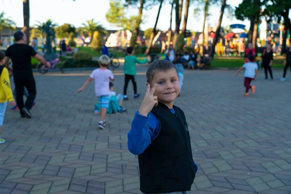 Batumi Georgia Ottobre 2021 Bambini Adulti Giocano Calcio Nel Parco — Foto Stock