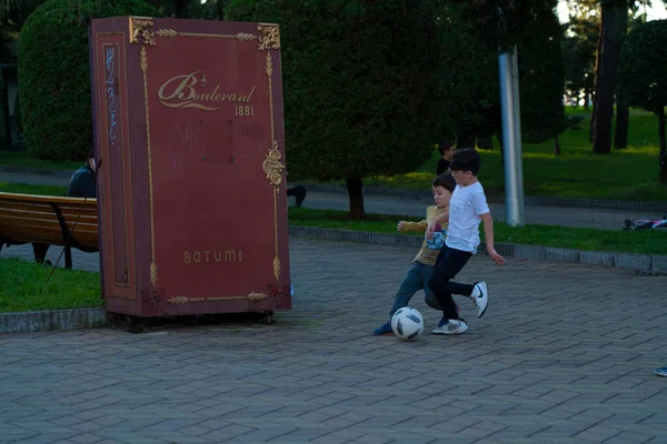 Batumi Γεωργία Οκτωβρίου 2021 Παιδιά Και Ενήλικες Παίζουν Ποδόσφαιρο Στο — Φωτογραφία Αρχείου