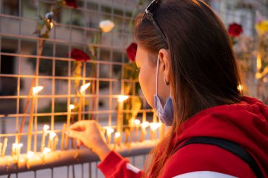 Batumi, Georgia - 9 Ekim 2021: Trajedinin yaşandığı yerde insanlar mum yakıyor