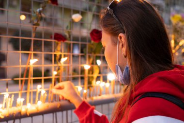 Batumi, Georgia - 9 Ekim 2021: Trajedinin yaşandığı yerde insanlar mum yakıyor