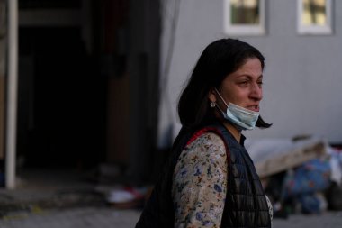 Batumi, Gürcistan - 9 Ekim 2021: Bir evin yıkıldığı yerde üzgün kadın