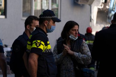 Batumi, Georgia - 9 Ekim 2021: Polis ve Kadın