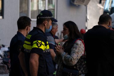 Batumi, Georgia - 9 Ekim 2021: Polis ve Kadın
