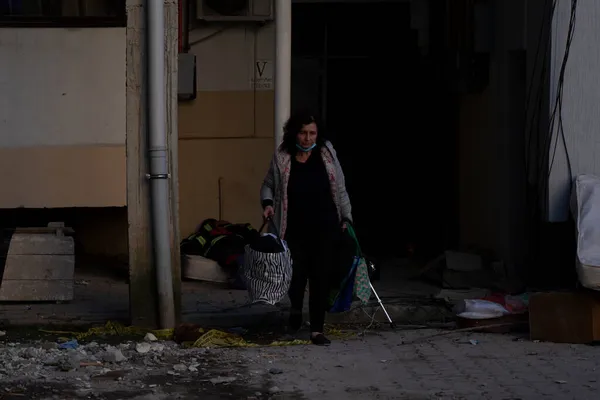 2021年10月9日 格鲁吉亚巴统 携带财物的妇女走出家门 — 图库照片