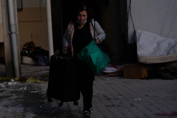 2021年10月9日 格鲁吉亚巴统 携带财物的妇女走出家门 — 图库照片