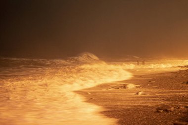 Geceleri denizde fırtına, uzun pozlama