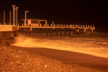 Geceleri denizde fırtına, uzun pozlama
