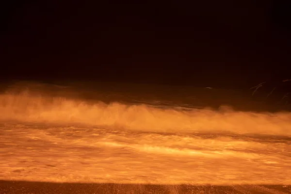 夜间海上风暴 暴露时间长 — 图库照片