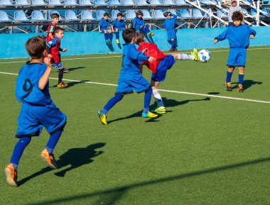 Batumi, Gürcistan - 6 Kasım 2021: Çocuk takımları arasında futbol maçı
