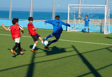 Batumi, Gürcistan - 6 Kasım 2021: Çocuk takımları arasında futbol maçı
