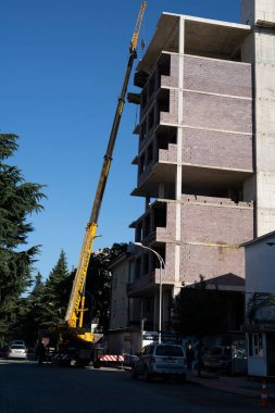 Bir evin inşaatı sırasında bir vincin işi.