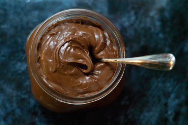 Cam kavanozda çikolata ezmesi.