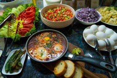 Otelde açık büfe var.