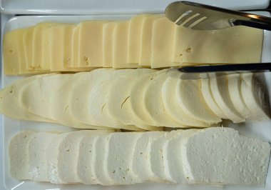 Tabakta Gürcü peynirleri dilimlemek