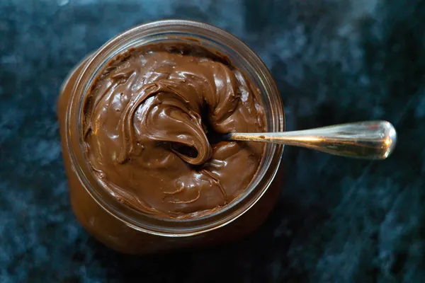 Cam kavanozda çikolata ezmesi.