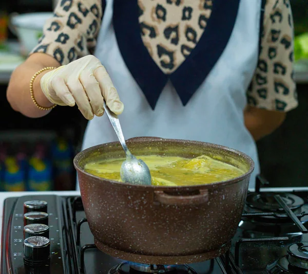 Cozinheiro Prepara Sopa Fogão — Fotografia de Stock