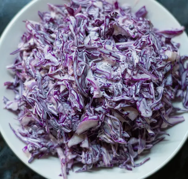 Фиолетовый Салат Тарелке — стоковое фото