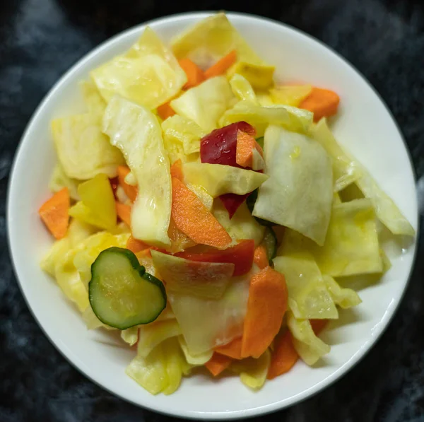 Вегетарианский Салат Тарелке — стоковое фото