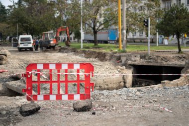 Kazılmış çukurun önünde çit var.