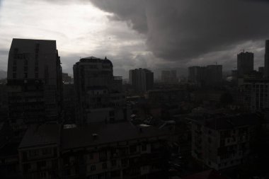 Şehrin üzerinde kara fırtına bulutları